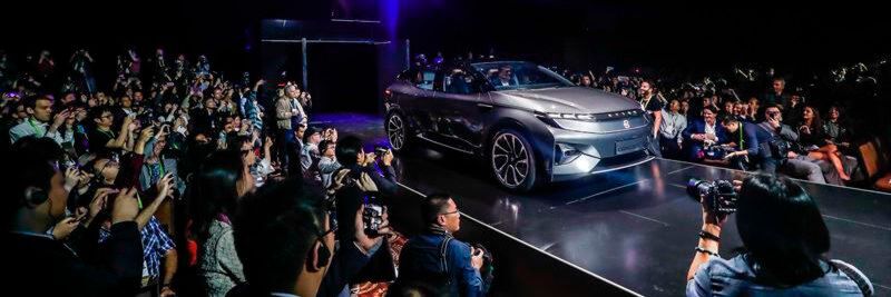 Mit neuen Bedienkonzepten wartet nicht nur Byton auf. Der Hersteller hat seinen Konzept-SUV in Las Vegas vorgestellt. Statt eines Armaturenbretts gibt es ein großes Display. Mit neuen Bedienkonzepten wartet nicht nur Byton auf. Der Hersteller hat seinen Konzept-SUV in Las Vegas vorgestellt. Statt eines Armaturenbretts gibt es ein großes Display.