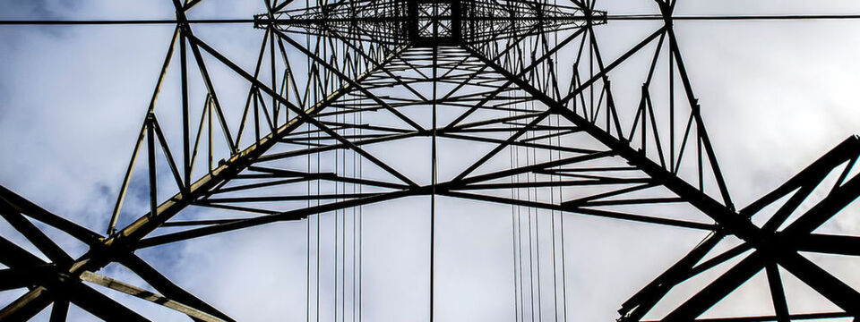 Rechenzentren benötigen viel Strom und siedeln sich in der Nähe von Umspannwerken und alternativen Stromquellen an. Bis zu 15 Prozent in einem Datacenter, so schreibt Autor Andreas Bätschmann, gehen zu Lasten von Unterbrechungsfreier Stromversorgung. Rechenzentren benötigen viel Strom und siedeln sich in der Nähe von Umspannwerken und alternativen Stromquellen an. Bis zu 15 Prozent in einem Datacenter, so schreibt Autor Andreas Bätschmann, gehen zu Lasten von Unterbrechungsfreier Stromversorgung.