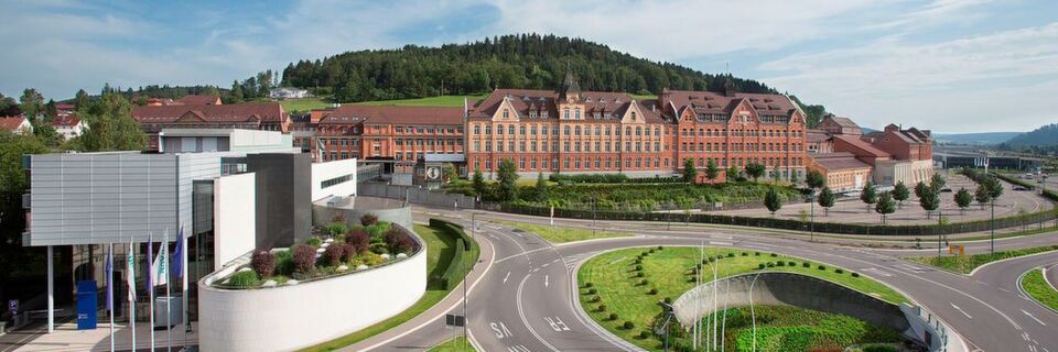 Von dem aktuellen Tarifstreit in der Metallindustrie sind nicht nur Autohersteller wie Mercedes Benz betroffen. Auch der Medizintechnikhersteller Aesculap blieb nicht von Protesten verschont. Von dem aktuellen Tarifstreit in der Metallindustrie sind nicht nur Autohersteller wie Mercedes Benz betroffen. Auch der Medizintechnikhersteller Aesculap blieb nicht von Protesten verschont.