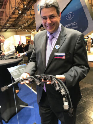 Yuval Bachar, leitender Ingenieur für Architektur und Strategie bei Linkedin, im vergangenen jahr auf der CeBIT: Auf dem Stand von Rittal erläutert er das Prinzip des "bus bar", der Bus-Leiste, die die bisherige aufwändige Verkabelung ersetzt - "zu einem Zwanzigstel des Preises. Yuval Bachar, leitender Ingenieur für Architektur und Strategie bei Linkedin, im vergangenen jahr auf der CeBIT: Auf dem Stand von Rittal erläutert er das Prinzip des "bus bar", der Bus-Leiste, die die bisherige aufwändige Verkabelung ersetzt - "zu einem Zwanzigstel des Preises.