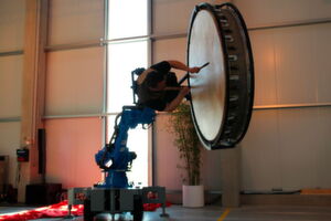 Nach der Pflicht kam die Kür: ein Yaskawa-Roboter in einer etwas anderen Anwendung. Nach der Pflicht kam die Kür: ein Yaskawa-Roboter in einer etwas anderen Anwendung.