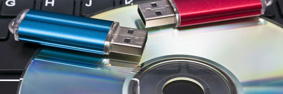 Rettungs-CDs haben IT-Profis lange Zeit gute Dienste geleistet, aber immer weniger PCs haben noch ein optisches Laufwerk. Es ist an der Zeit von der CD zum Rettungs-Stick zu wechseln! Rettungs-CDs haben IT-Profis lange Zeit gute Dienste geleistet, aber immer weniger PCs haben noch ein optisches Laufwerk. Es ist an der Zeit von der CD zum Rettungs-Stick zu wechseln!