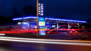 Jede der 15.000 Tankstellen in Deutschland braucht im Durchschnitt rund 200.000 kWh pro Jahr, das sind insgesamt 600.000 MWh. 20% weniger braucht diese Aral-Tankstelle in Bochum dank LED-Beleuchtung. Jede der 15.000 Tankstellen in Deutschland braucht im Durchschnitt rund 200.000 kWh pro Jahr, das sind insgesamt 600.000 MWh. 20% weniger braucht diese Aral-Tankstelle in Bochum dank LED-Beleuchtung.