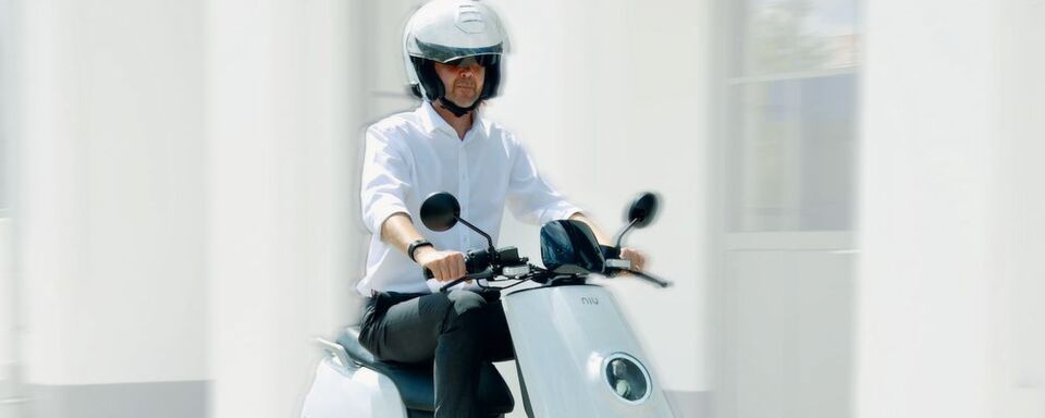 Das City-Cruisen mit dem N1S-Testroller des chinesischen Start-ups Niu machte dem Autor viel Spaß. Wie alle Fahrer reiner E-Roller störten ihn eigentlich nur die Abgase der anderen. Das City-Cruisen mit dem N1S-Testroller des chinesischen Start-ups Niu machte dem Autor viel Spaß. Wie alle Fahrer reiner E-Roller störten ihn eigentlich nur die Abgase der anderen.