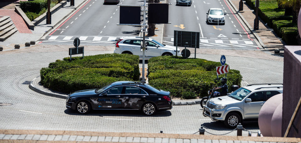 „Automatisierte und autonome Fahrzeuge brauchen internationales Lernmaterial aus dem realen Straßenverkehr, um Verkehrssituationen richtig zu verstehen und auf unterschiedliche Szenarien vorbereitet zu sein“, so Ola Källenius, Vorstandsmitglied bei Daimler. „Automatisierte und autonome Fahrzeuge brauchen internationales Lernmaterial aus dem realen Straßenverkehr, um Verkehrssituationen richtig zu verstehen und auf unterschiedliche Szenarien vorbereitet zu sein“, so Ola Källenius, Vorstandsmitglied bei Daimler.
