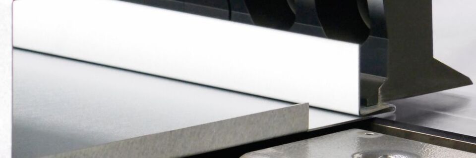 Mit einer Arbeitslänge von 3200 mm und seinen bis zu 300 mm hohen Werkzeugen kann das Biegezentrum Up-Down-Center große Blechteile schnell bearbeiten. Mit einer Arbeitslänge von 3200 mm und seinen bis zu 300 mm hohen Werkzeugen kann das Biegezentrum Up-Down-Center große Blechteile schnell bearbeiten.