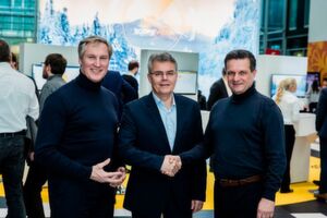 Auf dem Cloud Unternehmertag am 17. Januar 2018 in Bonn besiegelten (v.l.n.r.) Scopevisio-Vorstand Dr. Jörg Haas, Christof Kurz, Geschäftsbereichsleiter Eurodata AG) und Michael Rosbach, Vorstand Scopevisio AG die neue Partnerschaft. Auf dem Cloud Unternehmertag am 17. Januar 2018 in Bonn besiegelten (v.l.n.r.) Scopevisio-Vorstand Dr. Jörg Haas, Christof Kurz, Geschäftsbereichsleiter Eurodata AG) und Michael Rosbach, Vorstand Scopevisio AG die neue Partnerschaft.