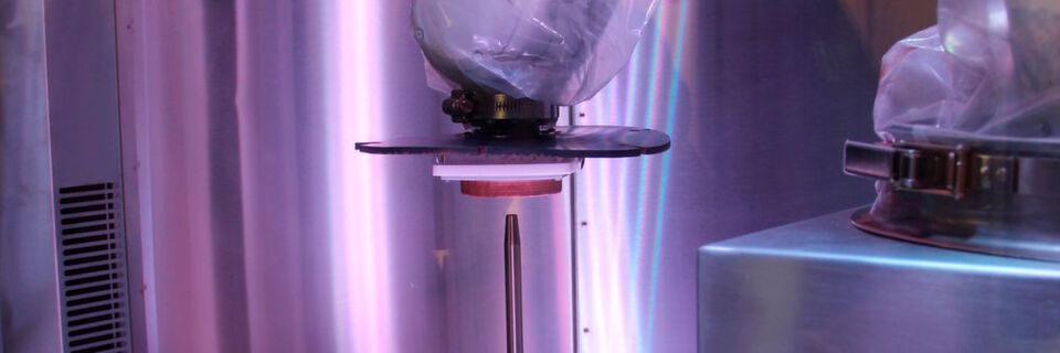 Das australische Unternehmen Spee-3D hat einen Roboterarm in seinen 3D-Drucker gebaut. Beim SP3D-Verfahren wird mit Überschallgeschwindigkeit ein Metallbauteil additiv gefertigt. Das australische Unternehmen Spee-3D hat einen Roboterarm in seinen 3D-Drucker gebaut. Beim SP3D-Verfahren wird mit Überschallgeschwindigkeit ein Metallbauteil additiv gefertigt.