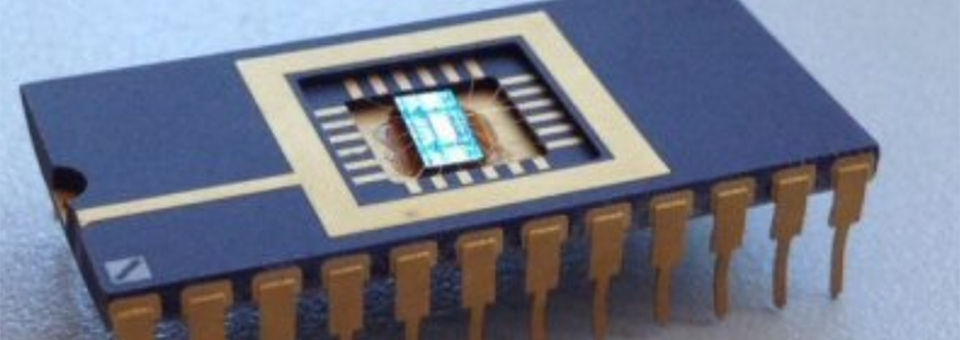 Memristoren sind: „denkende Widerstände“. Das Bild zeigt den Testchip eines Memristors, der vom NaMLab (An-Institut der TU Dresden) gefertigt wurde. Memristoren sind: „denkende Widerstände“. Das Bild zeigt den Testchip eines Memristors, der vom NaMLab (An-Institut der TU Dresden) gefertigt wurde.