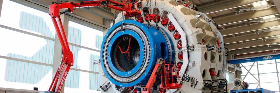 Auch im Inneren mit „grünem Gewissen“: Wegen ihrer ressourcenschonenden Effekte sind die beiden neuen SKF Prüfstände mit zusammen rd. 3,5 Mio. Euro vom Bayerischen Staatsministerium für Wirtschaft und Medien, Energie und Technologie sowie vom Bundesministerium für Umwelt, Naturschutz, Bau und Reaktorsicherheit gefördert worden. Auch im Inneren mit „grünem Gewissen“: Wegen ihrer ressourcenschonenden Effekte sind die beiden neuen SKF Prüfstände mit zusammen rd. 3,5 Mio. Euro vom Bayerischen Staatsministerium für Wirtschaft und Medien, Energie und Technologie sowie vom Bundesministerium für Umwelt, Naturschutz, Bau und Reaktorsicherheit gefördert worden.