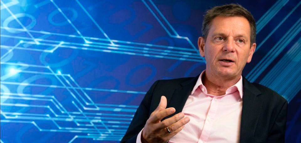 Uwe Michael, Entwicklungsleiter Elektrik / Elektronik bei Porsche, erwartet bei der klassischen Lithium-Ionen-Batterie eine Effizienzsteigerungen von bis zu fünf Prozent pro Jahr. Uwe Michael, Entwicklungsleiter Elektrik / Elektronik bei Porsche, erwartet bei der klassischen Lithium-Ionen-Batterie eine Effizienzsteigerungen von bis zu fünf Prozent pro Jahr.