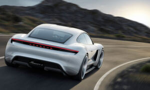 Bei Porsche rechnet man im Bereich der Festkörper-Elektrolyt-Batterien erst ab 2025 mit den ersten automobiltauglichen Exemplaren. Bei Porsche rechnet man im Bereich der Festkörper-Elektrolyt-Batterien erst ab 2025 mit den ersten automobiltauglichen Exemplaren.