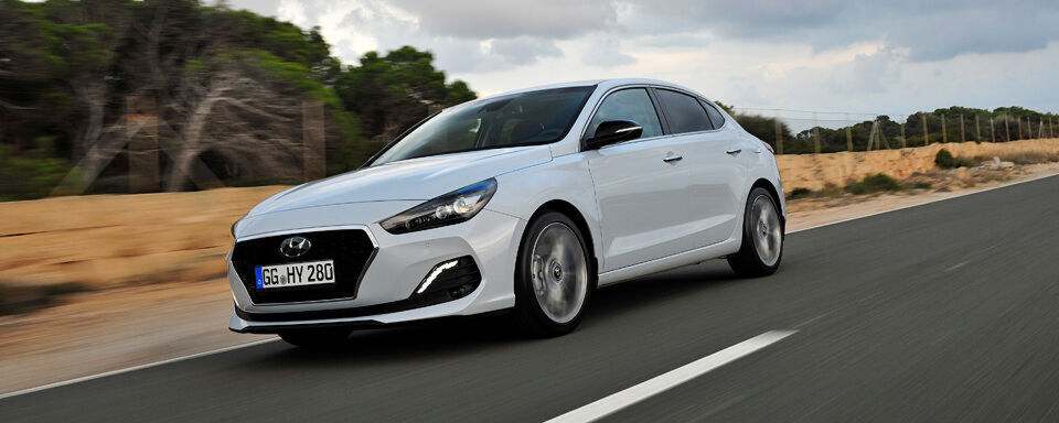 Nach dem kompakten i30, dem familienfreundlichen i30 Kombi und dem sportlichen i30N, bringt Hyundai mit dem i30 Fastback nun auch eine Limousine ins Programm. Nach dem kompakten i30, dem familienfreundlichen i30 Kombi und dem sportlichen i30N, bringt Hyundai mit dem i30 Fastback nun auch eine Limousine ins Programm.