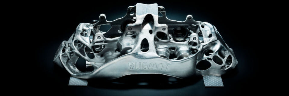 Entwickelt von Bugatti: Dieser 8-Kolben-Monoblock-Bremssattel ist weltweit der erste Bremssattel aus dem 3D-Drucker und gleichzeitig das größte generativ gefertigte Funktionsbauteil aus Titan. Entwickelt von Bugatti: Dieser 8-Kolben-Monoblock-Bremssattel ist weltweit der erste Bremssattel aus dem 3D-Drucker und gleichzeitig das größte generativ gefertigte Funktionsbauteil aus Titan.
