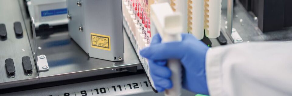 Abb. 1: Wenn es um die lückenlose Identifikation und Rückverfolgbarkeit von Proben im Labor geht, gilt bei der Automatisierung von Analyseprozessen: es dürfen keine Fehler passieren. Abb. 1: Wenn es um die lückenlose Identifikation und Rückverfolgbarkeit von Proben im Labor geht, gilt bei der Automatisierung von Analyseprozessen: es dürfen keine Fehler passieren.