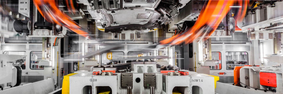 Im Presswerk zählt Geschwindigkeit, um eine möglichst hohe Ausbringung zu erreichen. Doch auch mit anderen Möglichkeiten lässt sich die Effizienz erhöhen. Im Presswerk zählt Geschwindigkeit, um eine möglichst hohe Ausbringung zu erreichen. Doch auch mit anderen Möglichkeiten lässt sich die Effizienz erhöhen.
