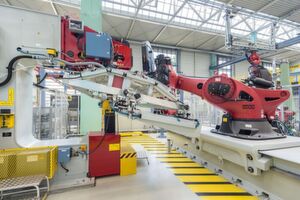 Das Ausrichten der Einzelteile wie Stringer und Clips sowie das Heften der Teilschalen erfolgt manuell, das Bohren, Senken und Niete-Setzen erfolgt hochautomatisiert. Der Roboter übernimmt das Teilehandling und führt die Baugruppe dem Nietautomaten zu. Das Ausrichten der Einzelteile wie Stringer und Clips sowie das Heften der Teilschalen erfolgt manuell, das Bohren, Senken und Niete-Setzen erfolgt hochautomatisiert. Der Roboter übernimmt das Teilehandling und führt die Baugruppe dem Nietautomaten zu.
