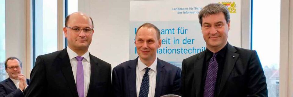 Staatsminister Dr. Markus Söder (r.), Staatssekretär Albert Füracker (l.) und Ministerialrat Daniel Kleffel, den kommissarischen Leiter des neuen Landesamts, bei der Schlüsselübergabe Staatsminister Dr. Markus Söder (r.), Staatssekretär Albert Füracker (l.) und Ministerialrat Daniel Kleffel, den kommissarischen Leiter des neuen Landesamts, bei der Schlüsselübergabe