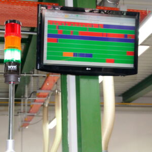 Bei Ketterer ist nun in jedem Bereich der Produktion ein großer Bildschirm angebracht, auf dem der Status jeder Maschine mit Smart-Monitor auf einen Blick sichtbar ist. Bei Ketterer ist nun in jedem Bereich der Produktion ein großer Bildschirm angebracht, auf dem der Status jeder Maschine mit Smart-Monitor auf einen Blick sichtbar ist.