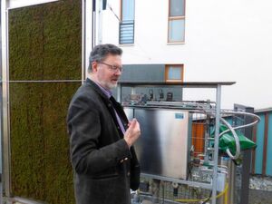 Dr. Günter Haese, Vorstand der Wohnungsgenossenschaft Gartenheim eG in Hannover, vor dem Prototyp der patentierten Moosmaschine. Dr. Günter Haese, Vorstand der Wohnungsgenossenschaft Gartenheim eG in Hannover, vor dem Prototyp der patentierten Moosmaschine.
