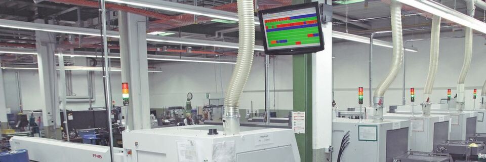 Bei Ketterer ist nun in jedem Bereich der Produktion ein großer Bildschirm angebracht, auf dem der Status jeder Maschine mit Smart-Monitor auf einen Blick sichtbar ist. Bei Ketterer ist nun in jedem Bereich der Produktion ein großer Bildschirm angebracht, auf dem der Status jeder Maschine mit Smart-Monitor auf einen Blick sichtbar ist.