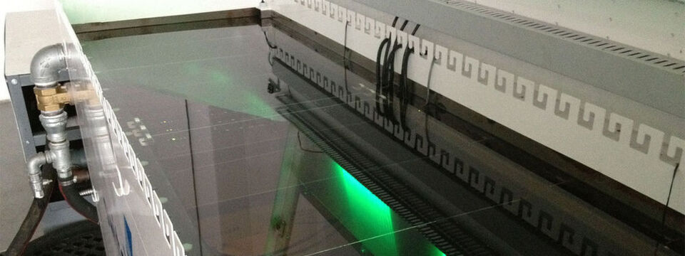 Auch dieses Tauchbad für die IT eines Internet-Austauschknotens steht in einem Switch-Rechenzentrum. Diese Technik gehört jedoch nicht zum Programm "Datacenter as a Service". Auch dieses Tauchbad für die IT eines Internet-Austauschknotens steht in einem Switch-Rechenzentrum. Diese Technik gehört jedoch nicht zum Programm "Datacenter as a Service".
