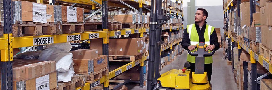 Neuigkeiten der Deichselgeräte führen die Combilift-Mitarbeiter auf dem Logimat-Stand vor. Neuigkeiten der Deichselgeräte führen die Combilift-Mitarbeiter auf dem Logimat-Stand vor.