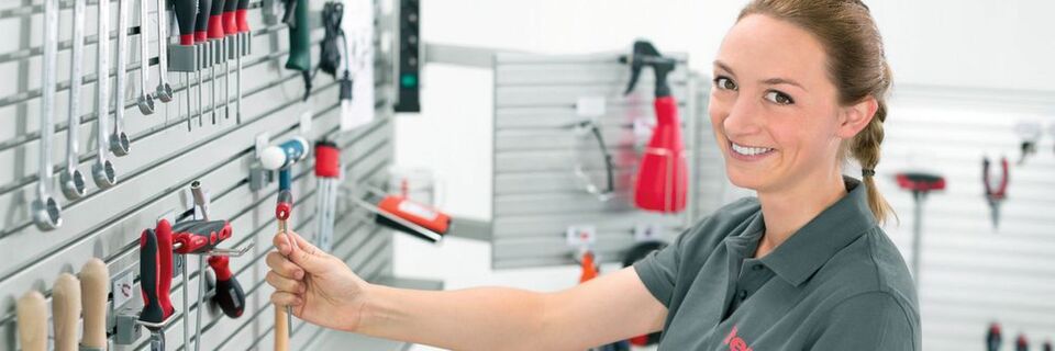 Das Toolpanel-System lässt sich einfach installieren und bietet Platz für viele Werkzeuge – vom Schraubendreher bis zum Werkzeug-Bit. Das Toolpanel-System lässt sich einfach installieren und bietet Platz für viele Werkzeuge – vom Schraubendreher bis zum Werkzeug-Bit.