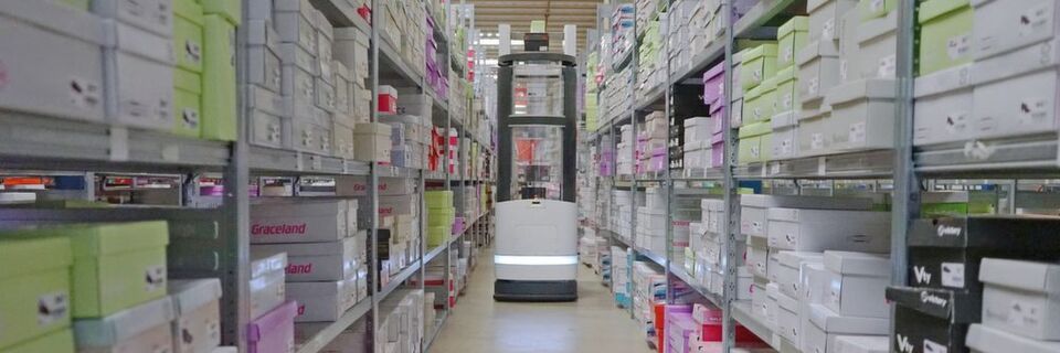 Mittlerweile setzt Fiege mehr als 30 Kommissionierroboter des Typs Toru ein. Mittlerweile setzt Fiege mehr als 30 Kommissionierroboter des Typs Toru ein.