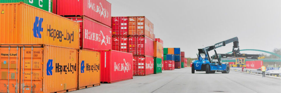 Rund 7000 verschiedene Fahrzeugteile von Audi, Volkswagen und Volkswagen Nutzfahrzeuge werden künftig nach Wilhelmshaven geliefert und jede Woche in 250 Container verpackt. Rund 7000 verschiedene Fahrzeugteile von Audi, Volkswagen und Volkswagen Nutzfahrzeuge werden künftig nach Wilhelmshaven geliefert und jede Woche in 250 Container verpackt.