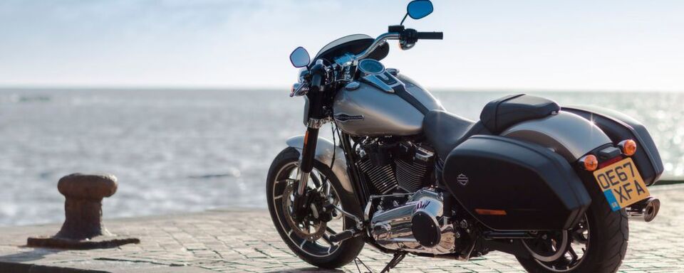 Harley-Davidson hat seine noch brandneue Softail-Baureihe um eine neue Modellvariante namens Sport Glide ergänzt. Harley-Davidson hat seine noch brandneue Softail-Baureihe um eine neue Modellvariante namens Sport Glide ergänzt.