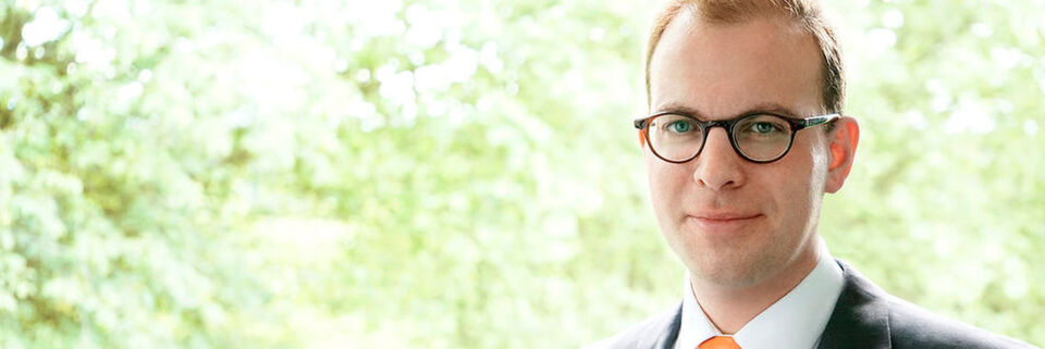 Dr. Nils Middelberg, Leiter der Abteilung Strategie & Marketing der top itservices AG: "Bei Betrachtung aktueller Pressemitteilungen wird schnell deutlich, dass die Blockchain-Technologie in vielen Bereichen für frischen Wind sorgen wird. Besonders im Bereich Automotive haben Großkonzerne wie BMW, Daimler oder Toyota kürzlich Ideen vorgestellt, die enormes Optimierungspotential zum Beispiel für ihre Supply-Chains bieten." Dr. Nils Middelberg, Leiter der Abteilung Strategie & Marketing der top itservices AG: "Bei Betrachtung aktueller Pressemitteilungen wird schnell deutlich, dass die Blockchain-Technologie in vielen Bereichen für frischen Wind sorgen wird. Besonders im Bereich Automotive haben Großkonzerne wie BMW, Daimler oder Toyota kürzlich Ideen vorgestellt, die enormes Optimierungspotential zum Beispiel für ihre Supply-Chains bieten."