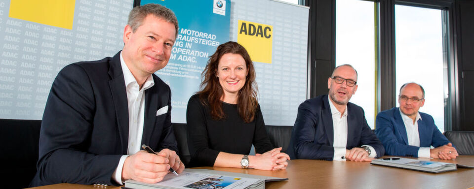 BMW Motorrad Deutschland-Chef Henning Putzke unterzeichnete heute in München den Kooperationsvertrag mit dem ADAC. BMW Motorrad Deutschland-Chef Henning Putzke unterzeichnete heute in München den Kooperationsvertrag mit dem ADAC.