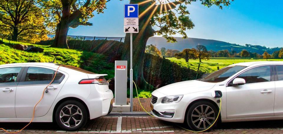 Brennstoffzelle oder Batterie: Beide Technologien stehen derzeit noch am Anfang ihrer Marktentwicklung. Gerade deshalb ist es laut den Jülicher-Forschern von zentraler Bedeutung, die Kosten der zukünftigen Infrastruktur frühzeitig abzuschätzen, um nicht in eine technologische Sackgasse zu geraten Brennstoffzelle oder Batterie: Beide Technologien stehen derzeit noch am Anfang ihrer Marktentwicklung. Gerade deshalb ist es laut den Jülicher-Forschern von zentraler Bedeutung, die Kosten der zukünftigen Infrastruktur frühzeitig abzuschätzen, um nicht in eine technologische Sackgasse zu geraten