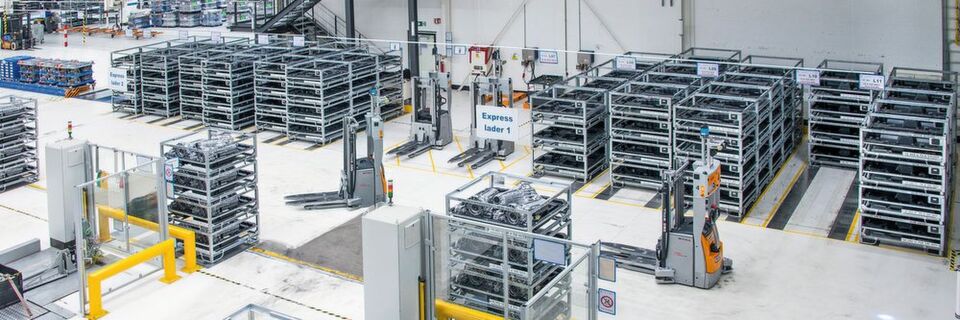 Den Transport der Getriebe zur Lkw-Ladestation erledigt ein FTS von DS AUTOMOTION mit vier automatisierten Serienfahrzeugen. Diese laden ihre Lithium-Ionen-Akkus zyklisch an zwei Ladepunkten (Bildmitte) nach. Den Transport der Getriebe zur Lkw-Ladestation erledigt ein FTS von DS AUTOMOTION mit vier automatisierten Serienfahrzeugen. Diese laden ihre Lithium-Ionen-Akkus zyklisch an zwei Ladepunkten (Bildmitte) nach.