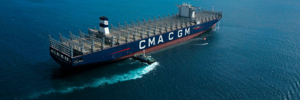 Die CMA CGM Antoine de Saint Exupery ist mit einem sogenannten Becker Twisted Fin ausgestattet. Dieses System verbessert die Propellerleistung und senkt dadurch den Energieverbrauch. Die CMA CGM Antoine de Saint Exupery ist mit einem sogenannten Becker Twisted Fin ausgestattet. Dieses System verbessert die Propellerleistung und senkt dadurch den Energieverbrauch.