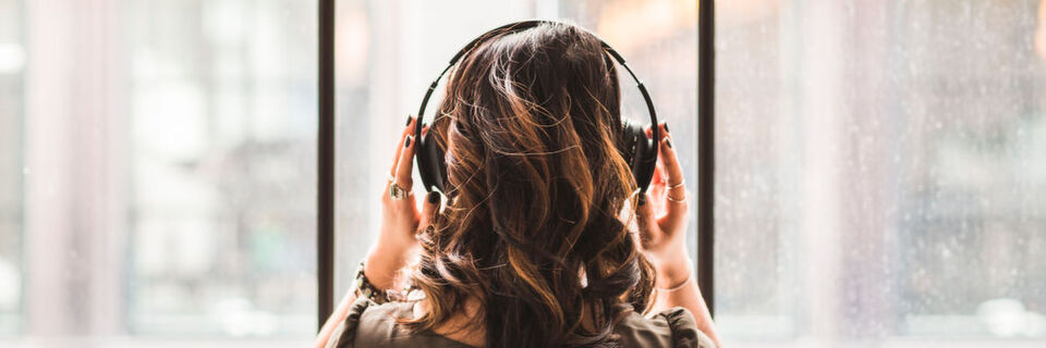 Unternehmen müssen in den sozialen Medien genau hinhören: Anhand von Social Media Listening können auch im B2B Bereich Analysen von Trends und Zielgruppen durchgeführt werden. Unternehmen müssen in den sozialen Medien genau hinhören: Anhand von Social Media Listening können auch im B2B Bereich Analysen von Trends und Zielgruppen durchgeführt werden.