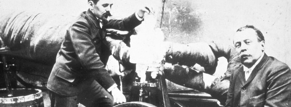 Abb. 1: Pioniere der Luftzerlegung: Air Liquide-Gründer George Claude und Paul Delorme im Jahr 1902 mit ihrer ersten Luftzerlegungsanlage. Abb. 1: Pioniere der Luftzerlegung: Air Liquide-Gründer George Claude und Paul Delorme im Jahr 1902 mit ihrer ersten Luftzerlegungsanlage.