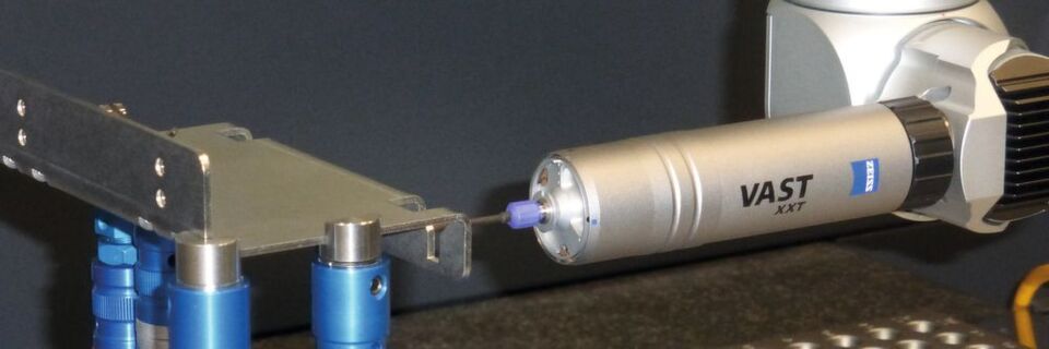 Mit 20.736 Positionen in 2,5°-Schritten kann das rastende Drehschwenkgelenk (RDS) der Contura von Zeiss praktisch alle Raumwinkel erreichen. Mit 20.736 Positionen in 2,5°-Schritten kann das rastende Drehschwenkgelenk (RDS) der Contura von Zeiss praktisch alle Raumwinkel erreichen.