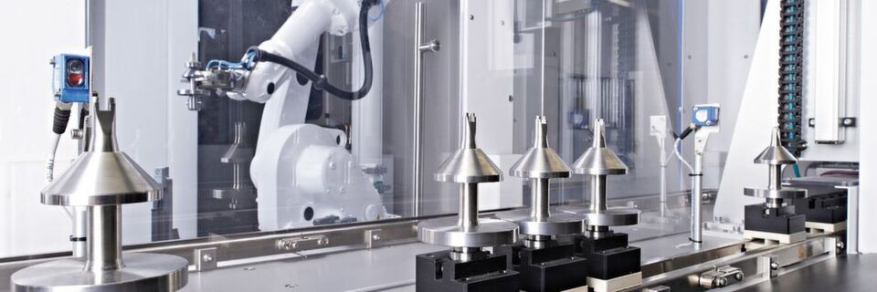 Den Prozess im Visier: Bei Imstec entstehen unter anderem automatisierte Fertigungslinien wie diese Anlage mit einem individuell angepassten Robotergreifer zum sicheren Transport von medizintechnischen Komponenten und Produkten. Den Prozess im Visier: Bei Imstec entstehen unter anderem automatisierte Fertigungslinien wie diese Anlage mit einem individuell angepassten Robotergreifer zum sicheren Transport von medizintechnischen Komponenten und Produkten.