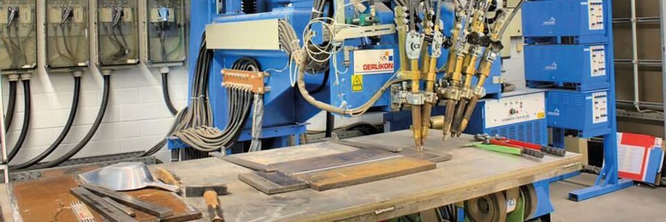 Per UP-Schweißen lassen sich bis zu 300 mm dicke Bleche problemlos fügen. Oerlikon bietet für solche Fälle Schweißgeräte mit fünf Elektroden an. Diese sorgen für einen raschen Schweißfortschritt. Per UP-Schweißen lassen sich bis zu 300 mm dicke Bleche problemlos fügen. Oerlikon bietet für solche Fälle Schweißgeräte mit fünf Elektroden an. Diese sorgen für einen raschen Schweißfortschritt.