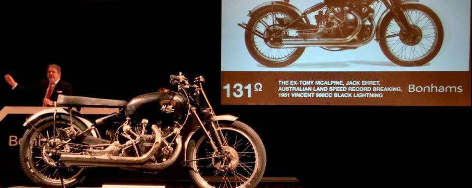 Neuer Auktionsrekord: Die Vincent Black Lightning erzielte bei einer Bonhams-Versteigerung 929.000 Dollar. Neuer Auktionsrekord: Die Vincent Black Lightning erzielte bei einer Bonhams-Versteigerung 929.000 Dollar.