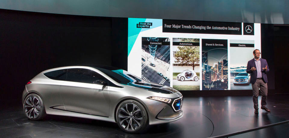 "Wenn Sie eine Infrastruktur für Wechselbatterien aufbauen, brauchen Sie pro Auto vielleicht 1,2 bis 1,5 Batterien, und damit steigen die Kosten noch weiter", analysiert Wilko Stark, der die Sub-Marke Mercedes Benz EQ leitet. "Wenn Sie eine Infrastruktur für Wechselbatterien aufbauen, brauchen Sie pro Auto vielleicht 1,2 bis 1,5 Batterien, und damit steigen die Kosten noch weiter", analysiert Wilko Stark, der die Sub-Marke Mercedes Benz EQ leitet.