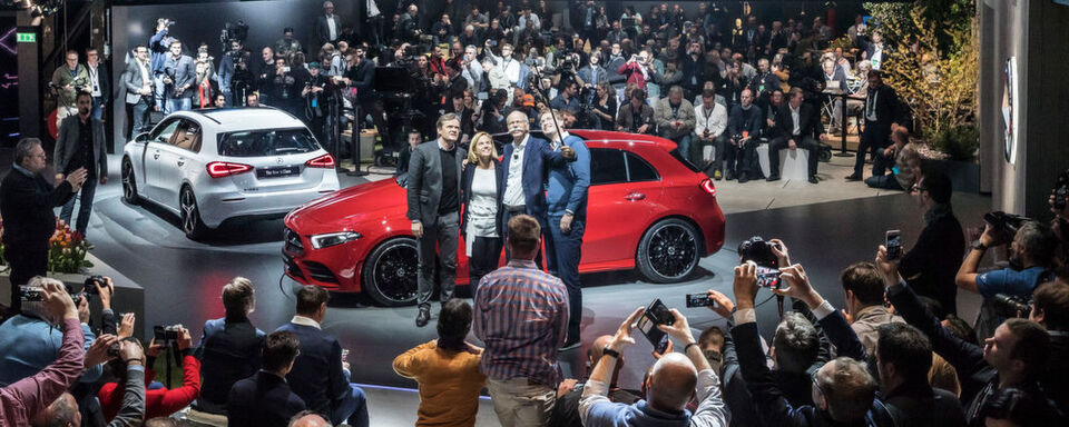 Weltpremiere in Amsterdam: Daimler-Chef Zetsche präsentiert stolz den neuen Kompakten. Weltpremiere in Amsterdam: Daimler-Chef Zetsche präsentiert stolz den neuen Kompakten.