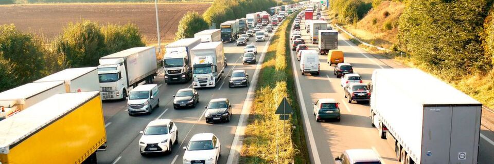 Ein Grund, weshalb an neuen Verkehrsszenarien geforscht wird, sind die immer öfter überlasteten Straßen. Ein Grund, weshalb an neuen Verkehrsszenarien geforscht wird, sind die immer öfter überlasteten Straßen.