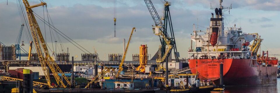 Der Hafen Rotterdam ist, gemessen an der umgeschlagenen Frachtmenge, der größte Hafen Europas und soll nun zum intelligentesten Hafen der Welt umgestaltet werden. Der Hafen Rotterdam ist, gemessen an der umgeschlagenen Frachtmenge, der größte Hafen Europas und soll nun zum intelligentesten Hafen der Welt umgestaltet werden.