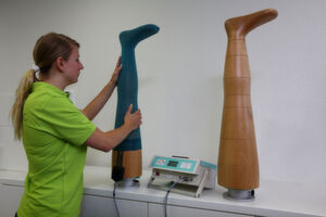 L&R setzt im Bereich Kompressionstherapie auf ein breites Sortiment an kombinierbaren Produkten und Systemen, um für jede Indikation eine optimale Therapielösung anzubieten. Mit der Übernahme von Venosan umfasst das Portfolio künftig auch das komplette Sortiment an rundgestrickten Kompressionsstrümpfen – sowohl als Standard als auch nach Maß. L&R setzt im Bereich Kompressionstherapie auf ein breites Sortiment an kombinierbaren Produkten und Systemen, um für jede Indikation eine optimale Therapielösung anzubieten. Mit der Übernahme von Venosan umfasst das Portfolio künftig auch das komplette Sortiment an rundgestrickten Kompressionsstrümpfen – sowohl als Standard als auch nach Maß.