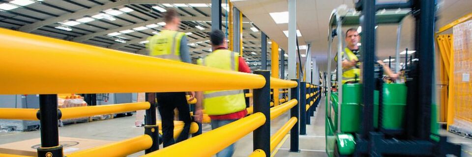 Fußgänger- und Verkehrsbarrieren sorgen in Logistikhallen für die unverzichtbare Arbeitssicherheit. Fußgänger- und Verkehrsbarrieren sorgen in Logistikhallen für die unverzichtbare Arbeitssicherheit.