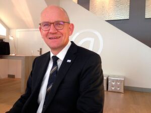 Dirk Stenkamp: „Anders als bei personenbezogenen Daten existiert kein gesetzlicher Exklusivitätsanspruch und kein Urheberrecht auf Maschinendaten. Hieraus resultieren hohe Unsicherheiten bei Herstellern und Verbrauchern über die Nutzung und die Verkettung von Daten.“ Dirk Stenkamp: „Anders als bei personenbezogenen Daten existiert kein gesetzlicher Exklusivitätsanspruch und kein Urheberrecht auf Maschinendaten. Hieraus resultieren hohe Unsicherheiten bei Herstellern und Verbrauchern über die Nutzung und die Verkettung von Daten.“