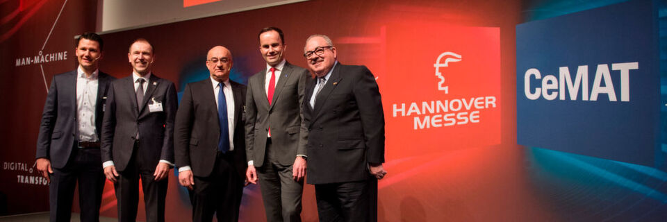 Mit der Messekombination aus Hannover Messe und Cemat will die Deutsche Messe die momentane Verschmelzung von Produktion und Logistik abbilden und Entscheidern branchenübergreifende Lösungen präsentieren. Mit der Messekombination aus Hannover Messe und Cemat will die Deutsche Messe die momentane Verschmelzung von Produktion und Logistik abbilden und Entscheidern branchenübergreifende Lösungen präsentieren.